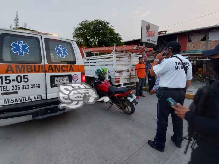 En Misantla, ebrio sujeto se estampa contra camioneta