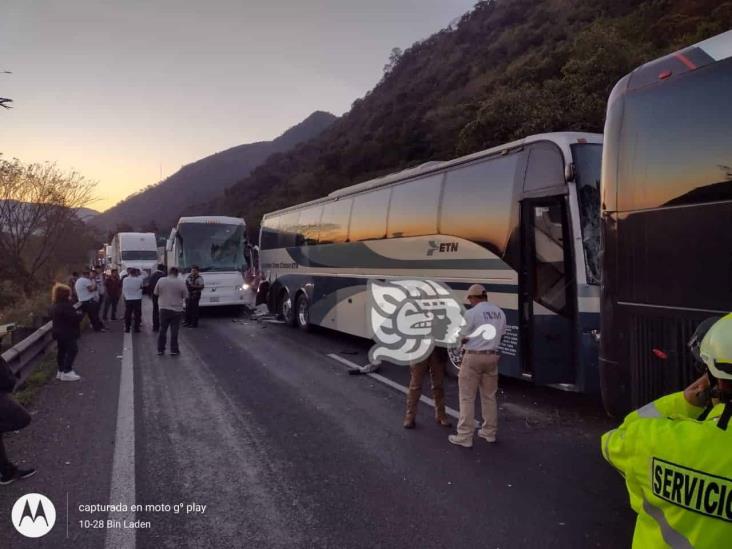 Carambola de autobuses paraliza la Orizaba-Puebla