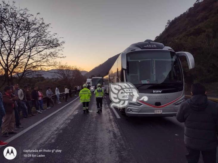 Carambola de autobuses paraliza la Orizaba-Puebla (+Video)