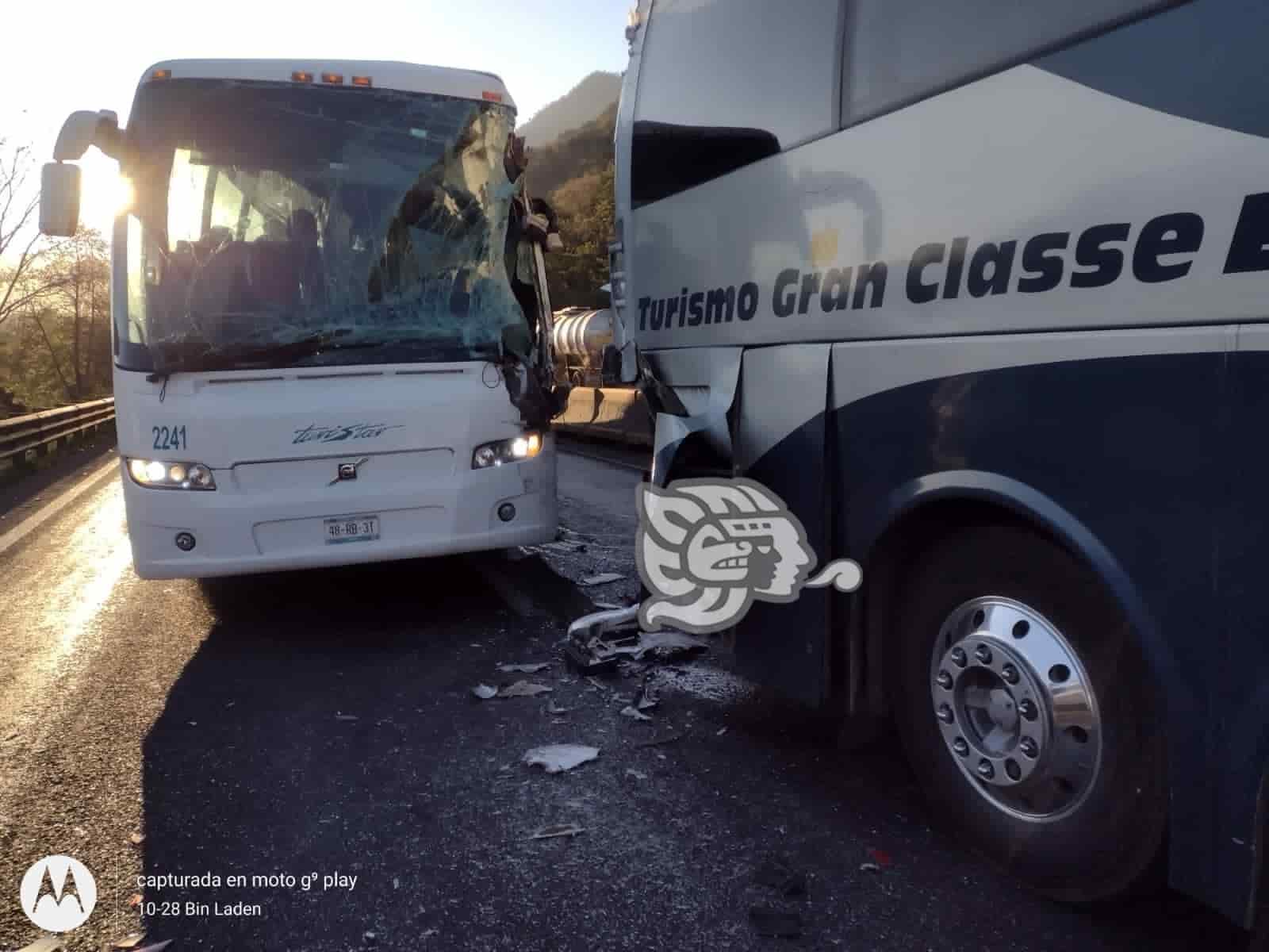 Carambola de autobuses paraliza la Orizaba-Puebla