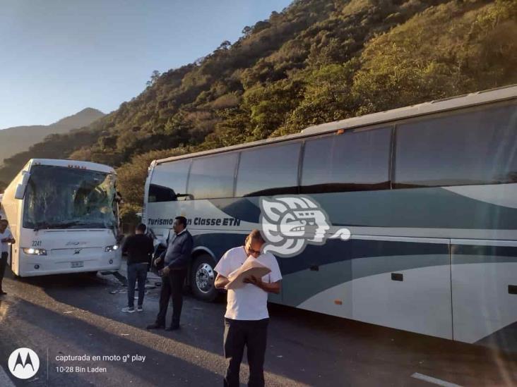 Carambola de autobuses paraliza la Orizaba-Puebla