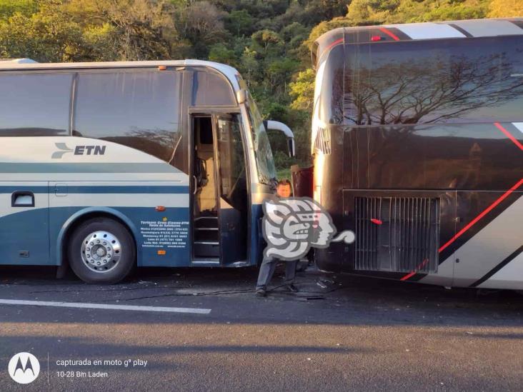 Carambola de autobuses paraliza la Orizaba-Puebla