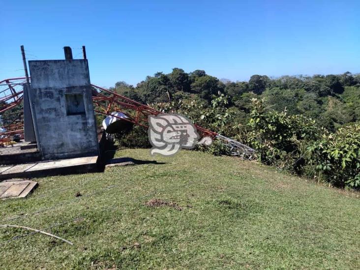 Colapsa en Moloacán torre de empresa telefónica