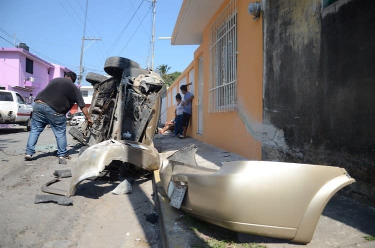 Camión de basura destroza vehículo en Veracruz; chofer se desmayó