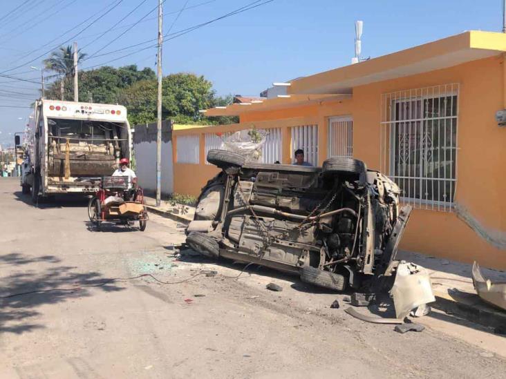 En Veracruz, conductor de camión de basura arrolla vehículo tras desmayo