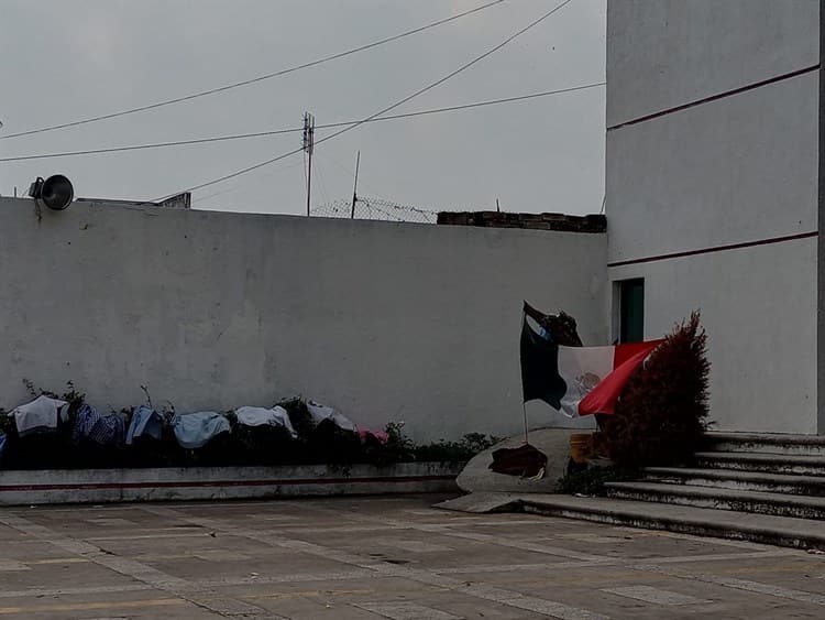 ¡Qué vergüenza! Sede del PRI en Veracruz, con “tendedero” de ropa