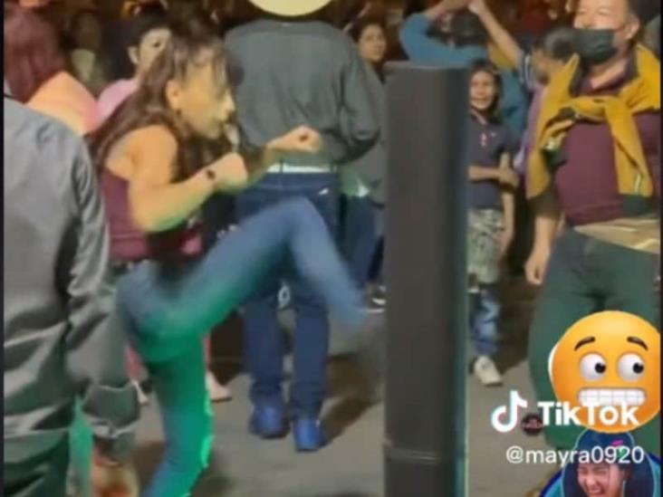 Se vuelve viral al bailar ‘El Santo, el Cavernario’, con golpes y patadas