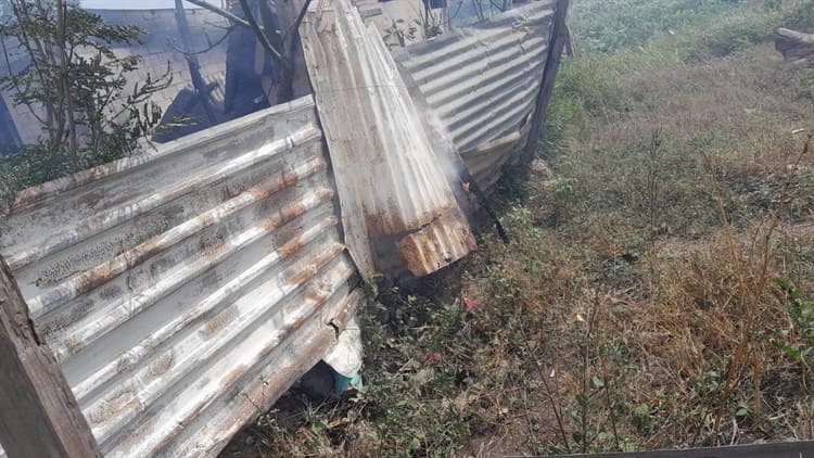 Incendio en pastizal consume vivienda en Veracruz; fue alcanzada por las llamas (+Video)