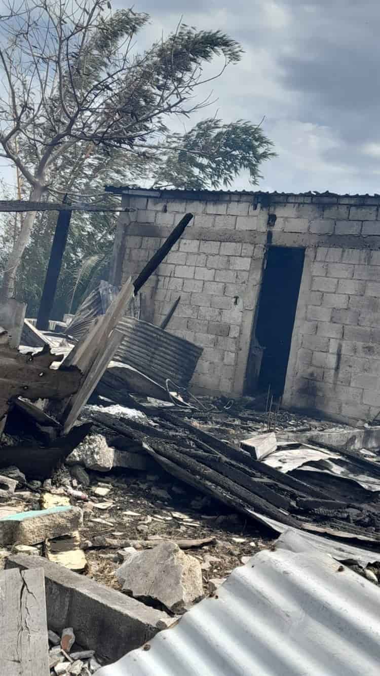 Incendio en pastizal consume vivienda en Veracruz; fue alcanzada por las llamas (+Video)