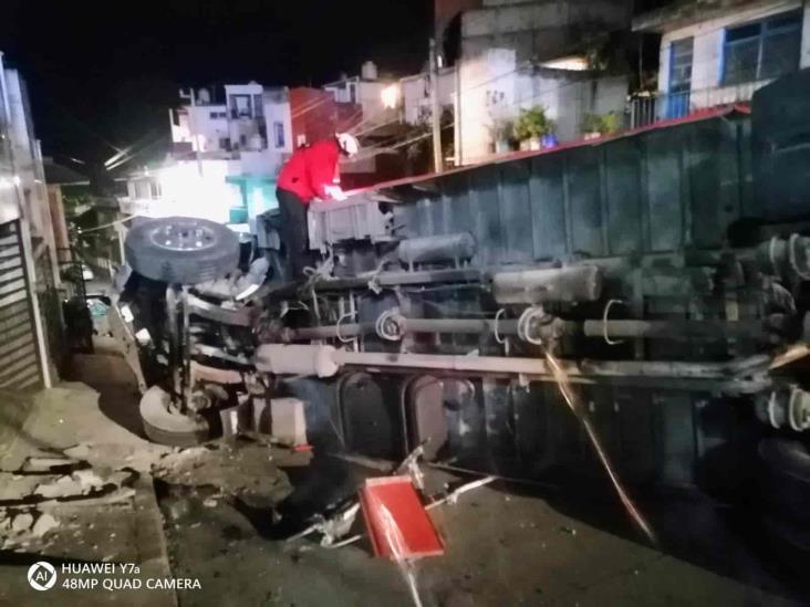 Autobús chocó con un auto y después volcó en colonia de Xalapa