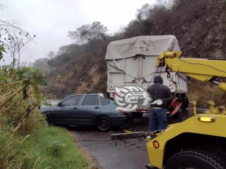 Lluvia y exceso de velocidad provoca ola de accidentes en la Córdoba-Puebla