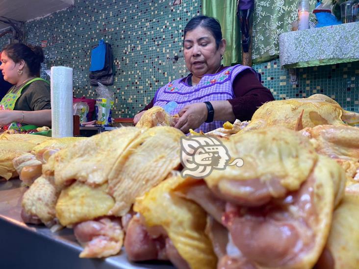 Al pollo también le subieron; xalapeños buscan economizar