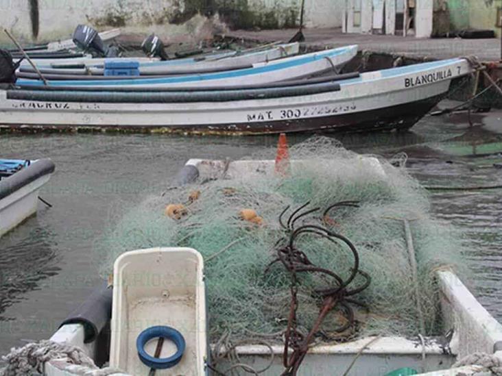 Rescatan a pescadores varados en Veracruz