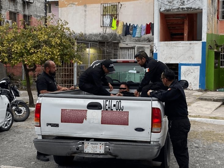 Cae empleado de funeraria por sustraer tablet de escena del crimen en Veracruz