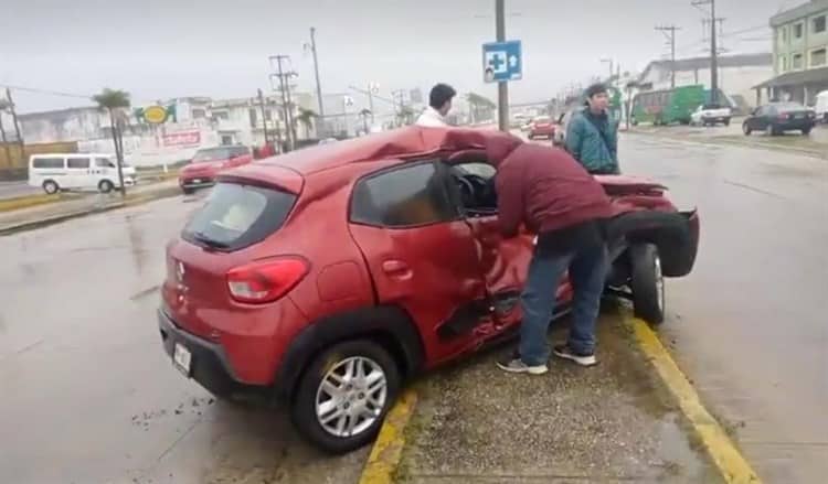 Destrozan vehículo en colisión contra urbano en Coatzacoalcos