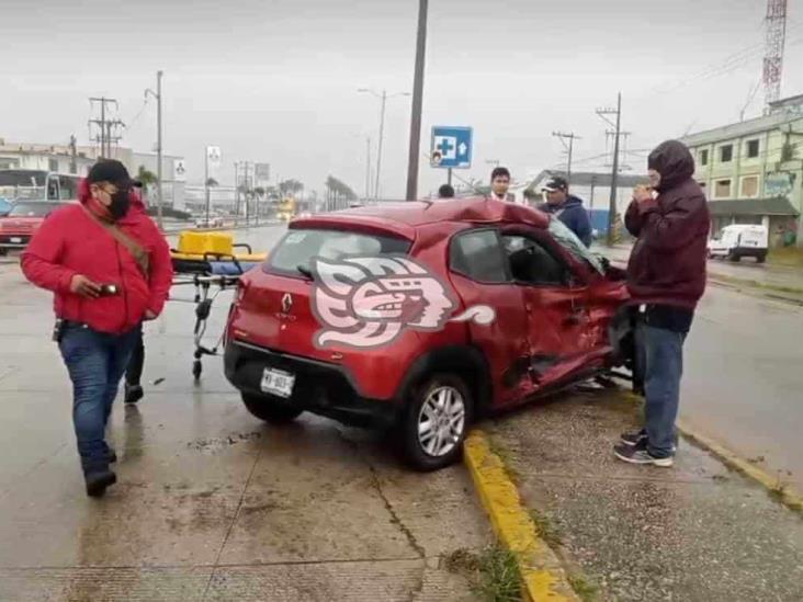 Destrozan vehículo en colisión contra urbano en Coatzacoalcos