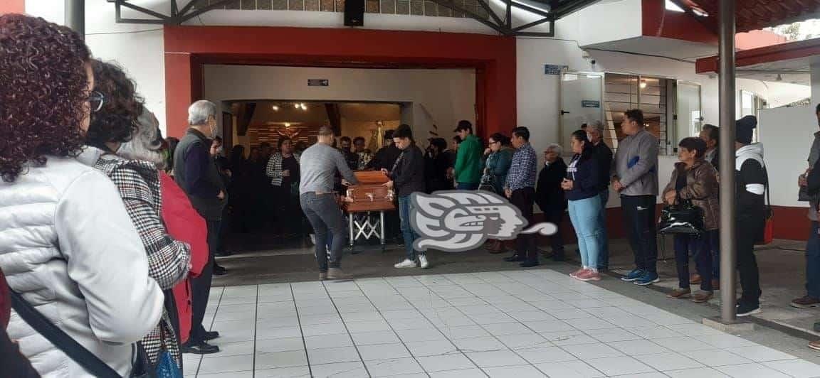 Entre lágrimas y aplausos despiden a Sara Hilda, asesinada presuntamente por banda de su sobrino