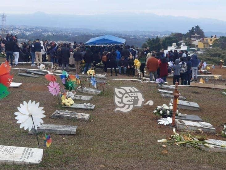 Entre lágrimas y aplausos despiden a Sara Hilda, asesinada presuntamente por banda de su sobrino