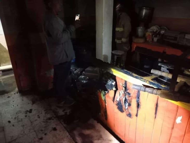 Veladora provoca conato de incendio en restaurante bar de Cosamaloapan