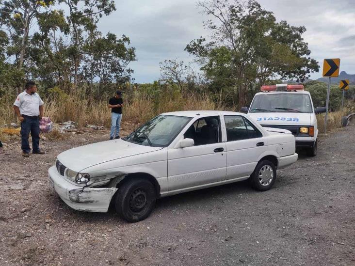 Conductor estrella su auto contra tráiler para evitar caer a un barranco tras falla mecánica