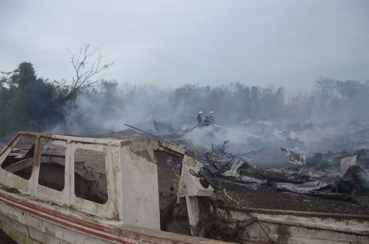 Voraz incendio consume 30 lanchas abandonadas en carretera de Playa de Vacas