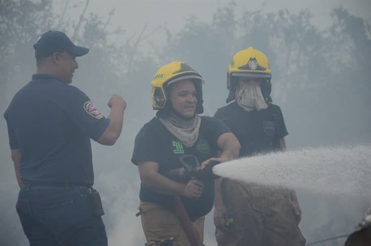 Voraz incendio consume 30 lanchas abandonadas en carretera de Playa de Vacas