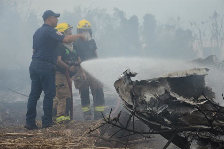 Voraz incendio consume 30 lanchas abandonadas en carretera de Playa de Vacas