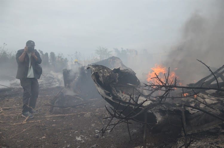 Voraz incendio consume 30 lanchas abandonadas en carretera de Playa de Vacas