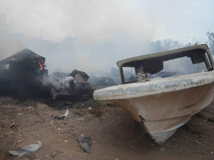 Voraz incendio consume 30 lanchas abandonadas en carretera de Playa de Vacas