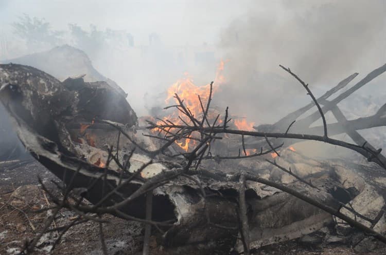 Voraz incendio consume 30 lanchas abandonadas en carretera de Playa de Vacas