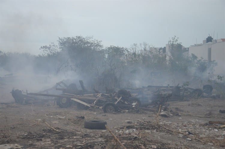 Voraz incendio consume 30 lanchas abandonadas en carretera de Playa de Vacas