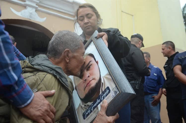 Amigos y familiares sepultan a policía ministerial fallecido durante la balacera en Paso del Toro