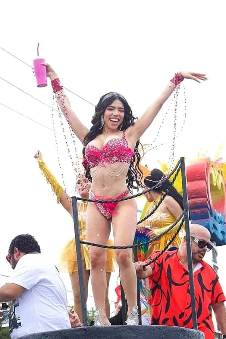 Espectacular Yeri MUA roba la atención de Carnaval en Yucatán