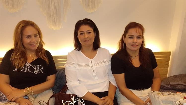 Amigas de Rochy Silva asisten a showroom