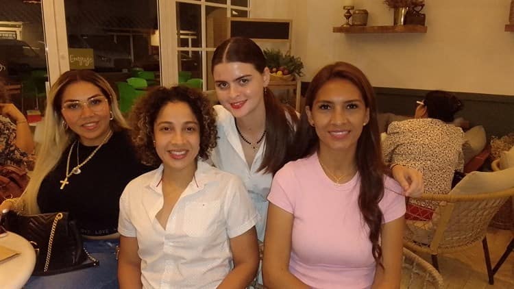 Amigas de Rochy Silva asisten a showroom