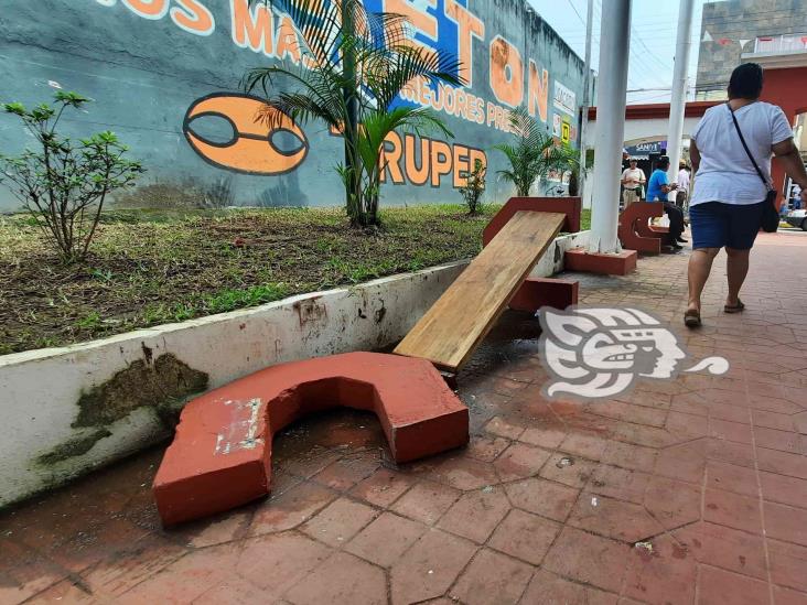 Dos ancianitos, heridos tras caer de banca en Agua Dulce