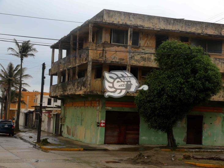 ¡Se desmoronan! Casas abandonadas, un riesgo en Coatzacoalcos