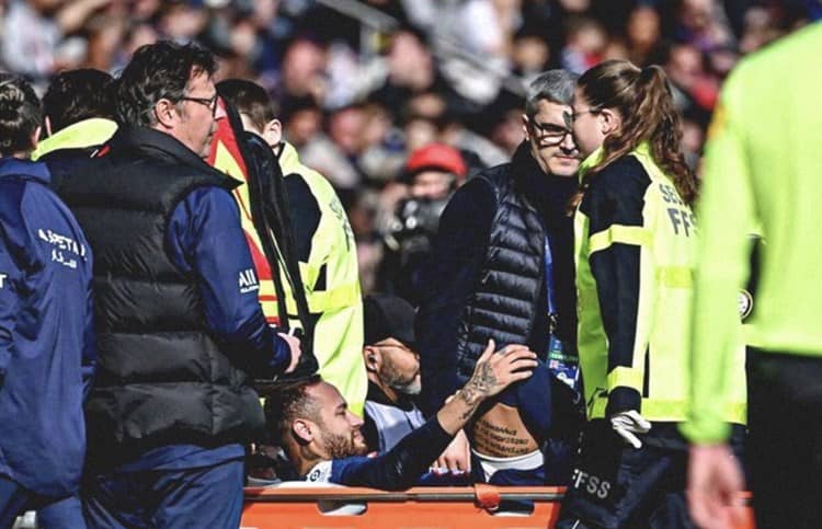 Neymar podría estar fuera de las canchas del PSG por un mes ante lesión