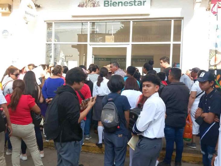 Vuelven las aglomeraciones en Banco del Bienestar Acayucan