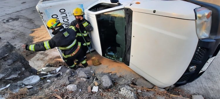 Vuelca camioneta repartidora de agua por falla mecánica en colonia de Veracruz