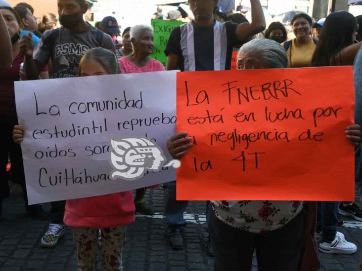 Con bloqueo en Centro de Xalapa, FNERRR exige alto a robos en telesecundaria (+Video)