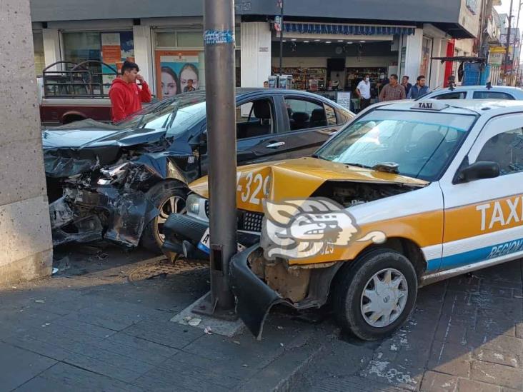 Fuerte accidente en calles de Córdoba moviliza a policías