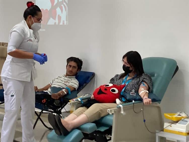 Voluntarios donan sangre para niños con cáncer en la UCC