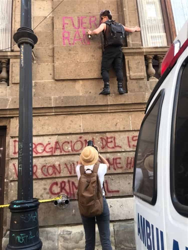 Con pintas y destrozos, manifestantes de la comunidad LGBT+ irrumpen en Congreso de CDMX