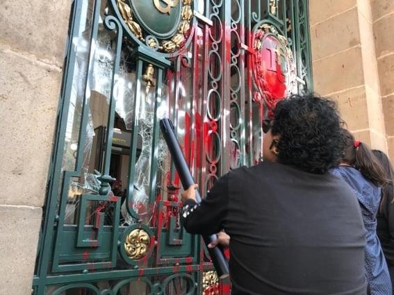 Con pintas y destrozos, manifestantes de la comunidad LGBT+ irrumpen en Congreso de CDMX