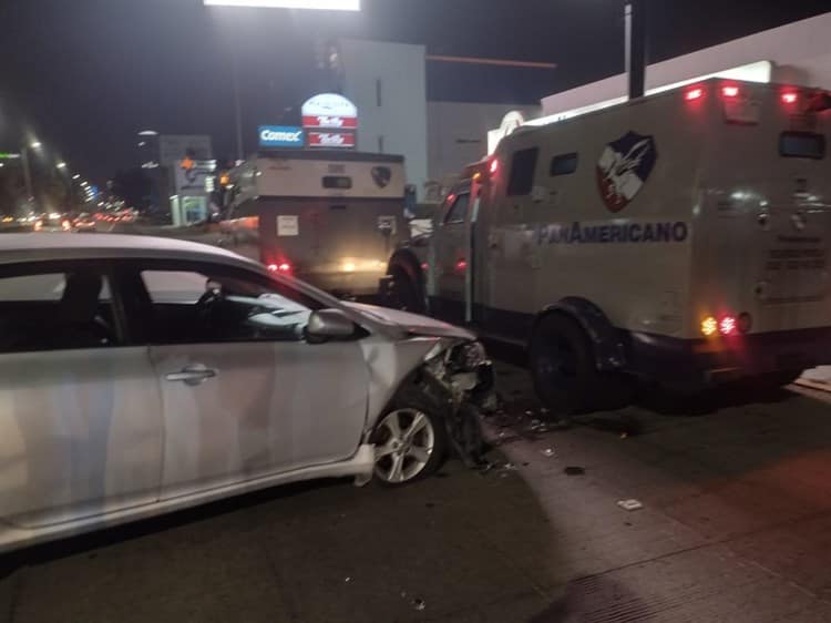 Automóvil se impacta contra camioneta de valores en Boca del Río (+Video)