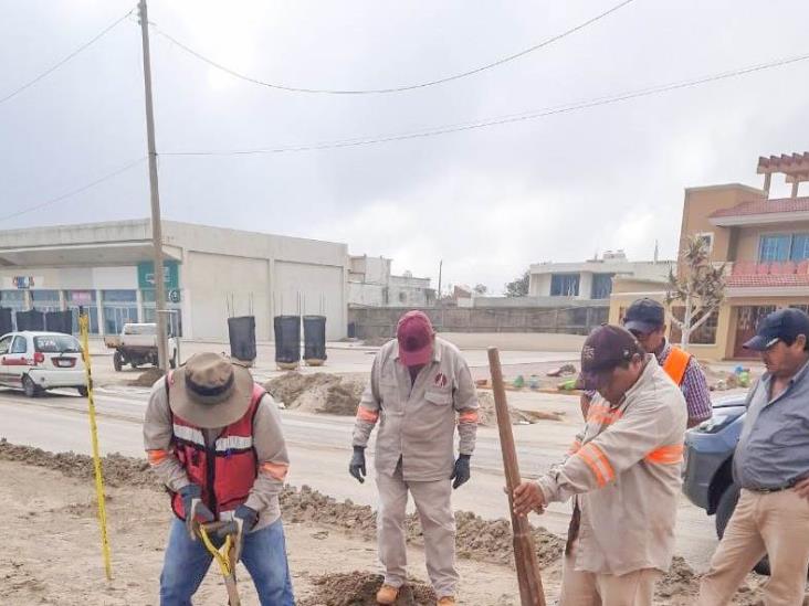 En Coatzacoalcos, rehabilitan luminarias en Malecón Costero, afectadas por Frente Frío 33