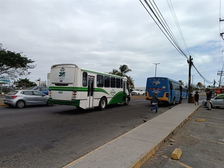 Hasta una hora esperan camiones en zonas de Veracruz y Medellín