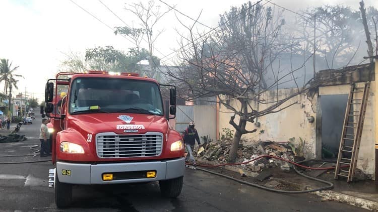 Incendio consume vivienda en Veracruz; había animales adentro (+Video)