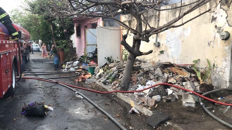 Incendio consume vivienda en Veracruz; había animales adentro (+Video)